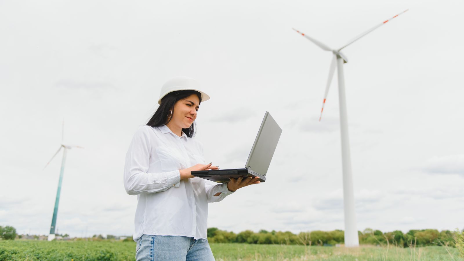 Umweltingenieur mit Laptop im Windpark