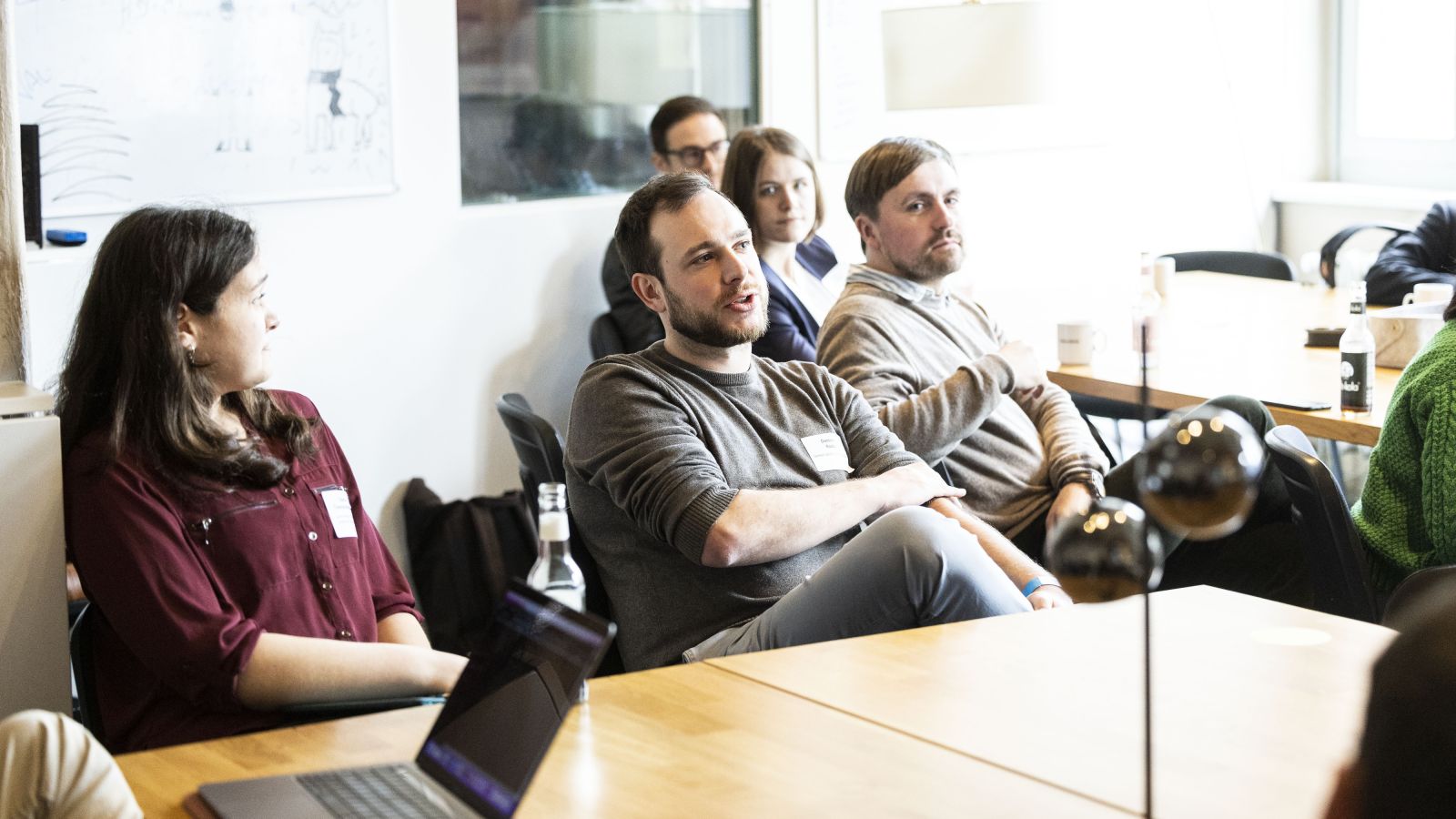 Teilnehmer*innen eines Workshops des Green-AI Hub Mittelstand in der Factory Berlin.