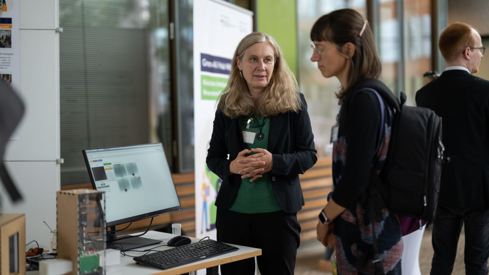 Ilona Schrimpf erläutert, wie das Leuchtturmprojekt KInsecta Insekten via KI zählt und gleichzeitig schützt