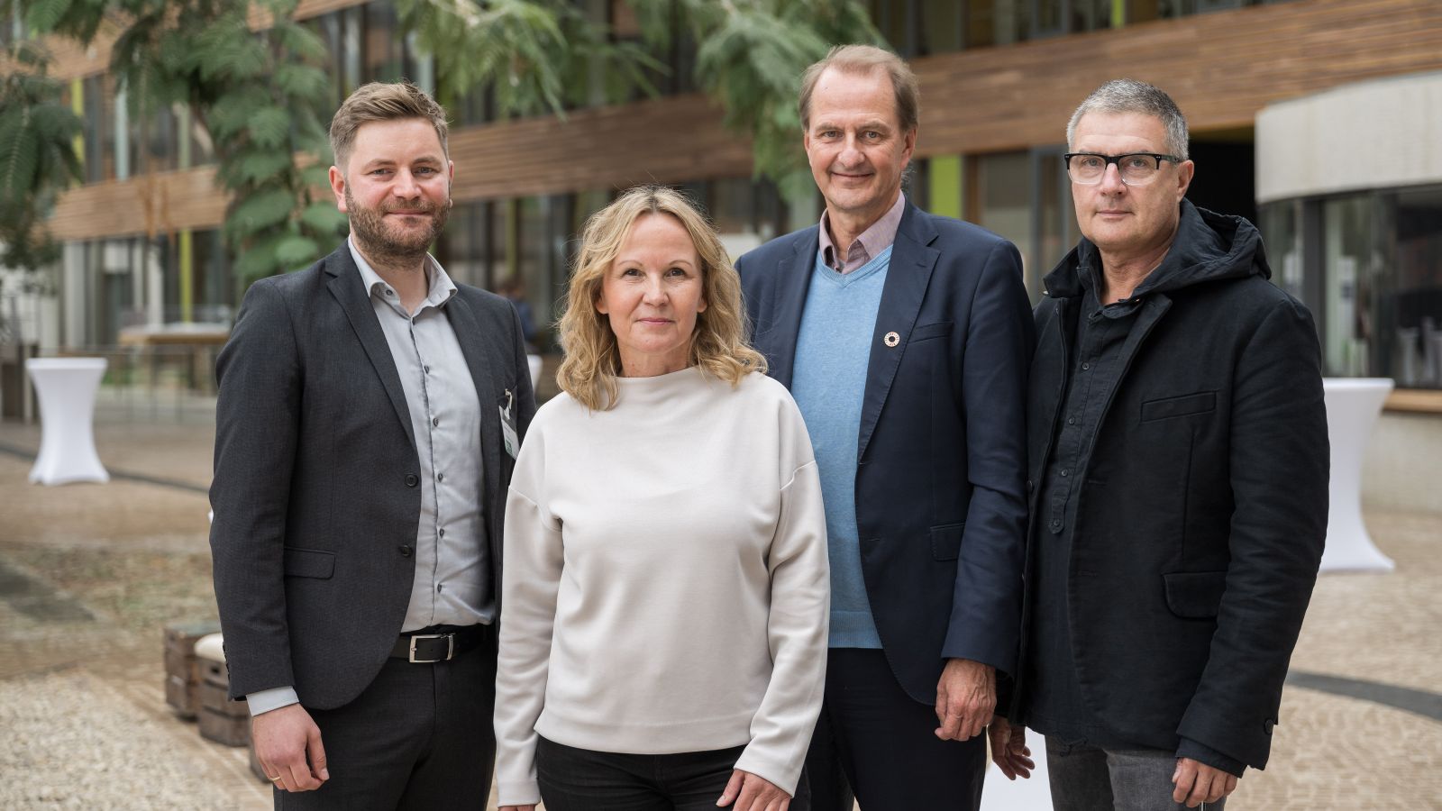 v.l.n.r.: Robert Wagner, Leiter des KI-Lab am Umweltbundesamt, Bundesumwelt- und -verbraucherschutzministerin Steffi Lemke, UBA-Präsident Dirk Messner und Thomas Graner, Zentralbereichsleiter des Bundesamtes für Naturschutz