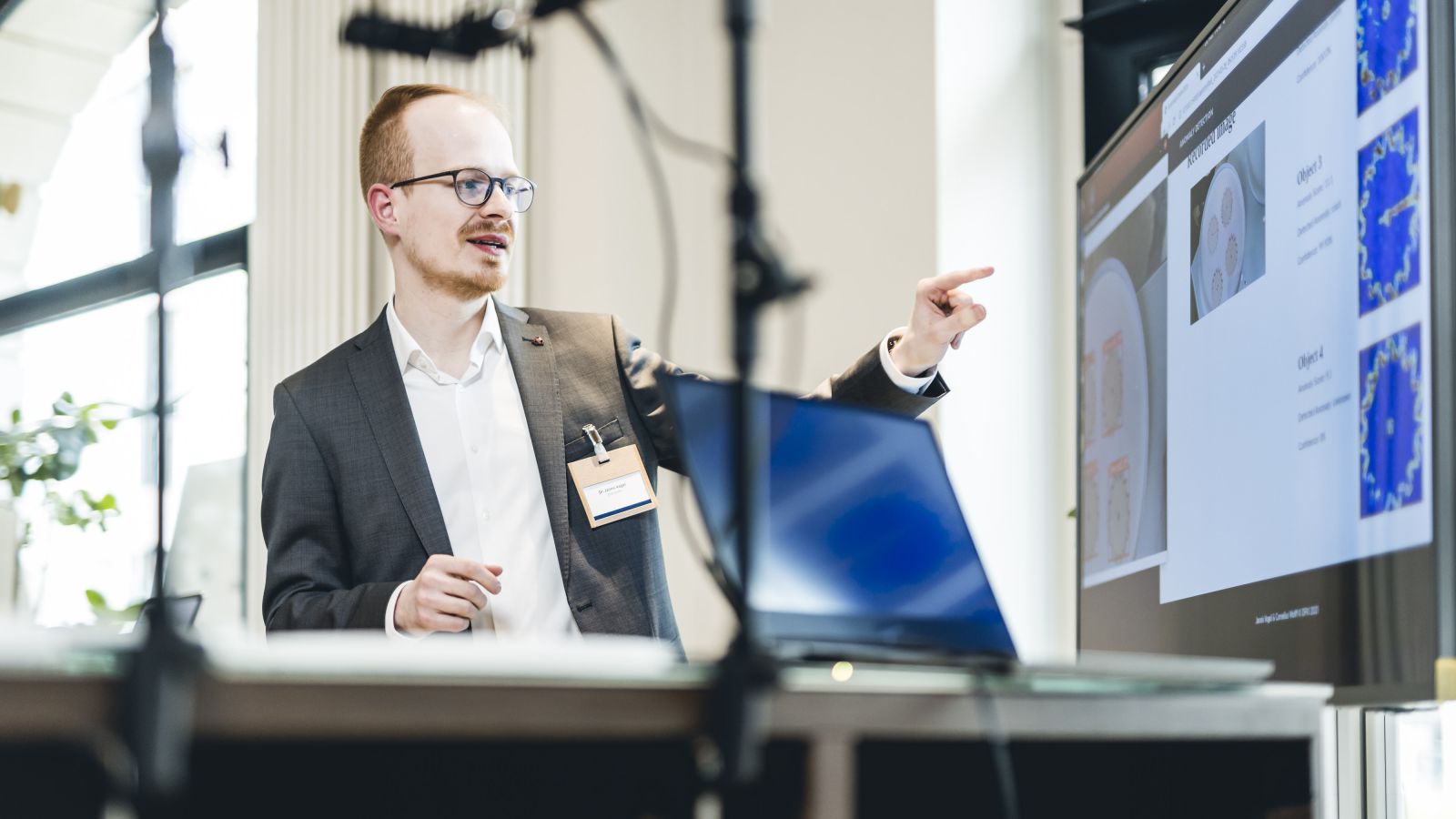 Dr. Jannis Vogel an einem KI-Demonstrator